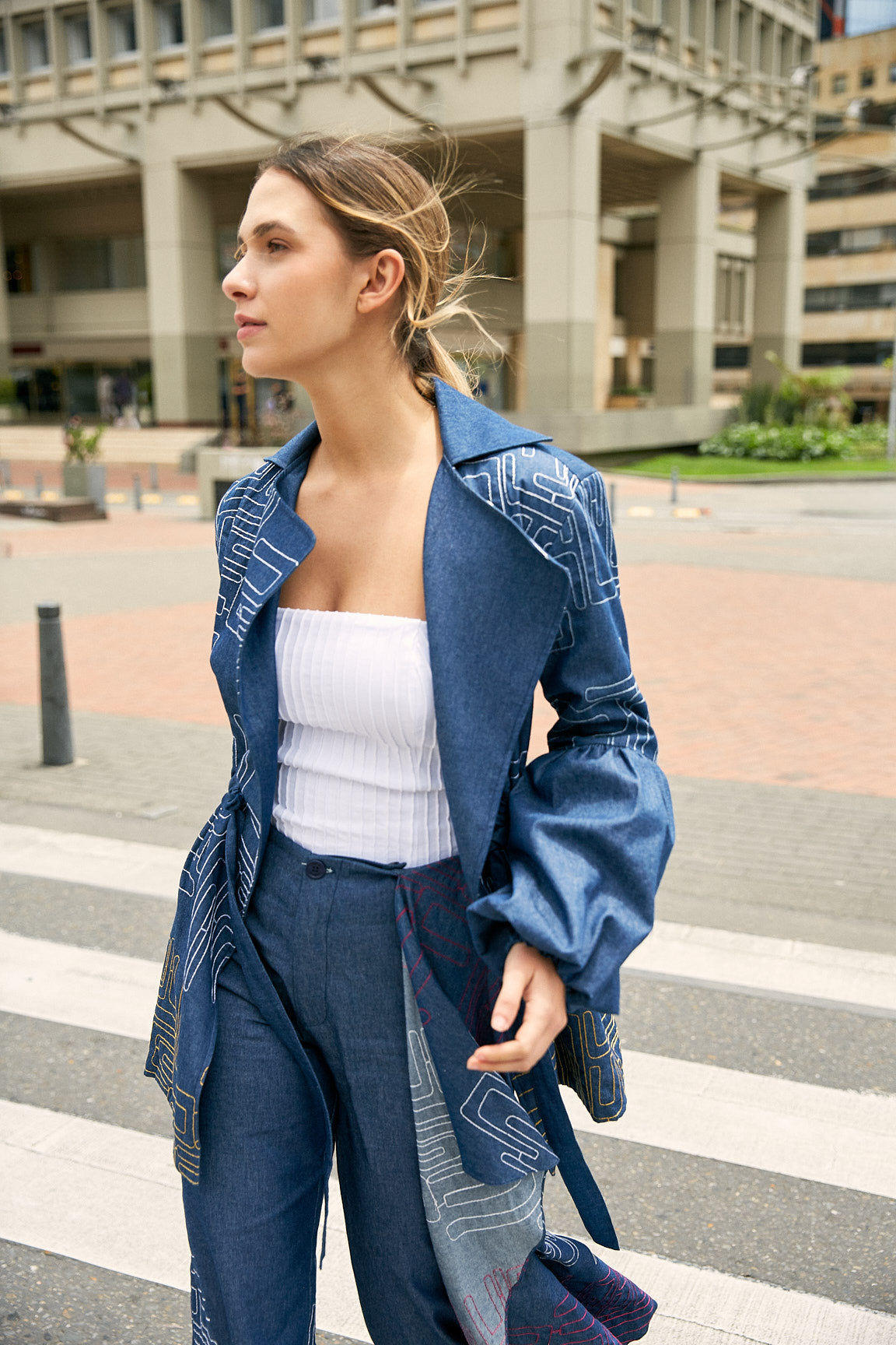 CHAQUETA MANGAS GLOBO / DENIM BORDADO